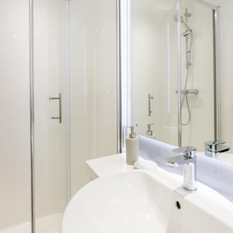 Classic En-Suite - Image 4