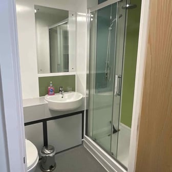 1 Bedroom Apartment bathroom