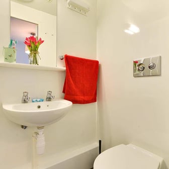 Silver Ensuite - Image 4