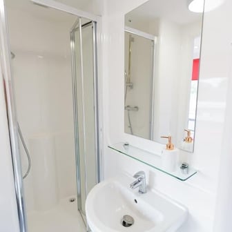 Silver En-suite (High Fl) - Image 5