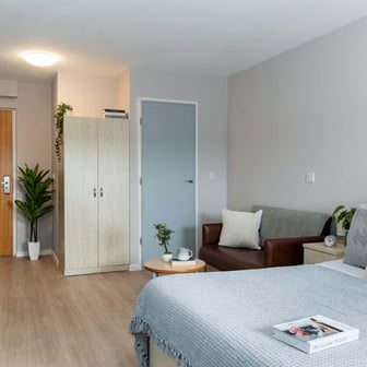 Gold En Suite - Image 1