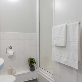 Gold En Suite - Image 6