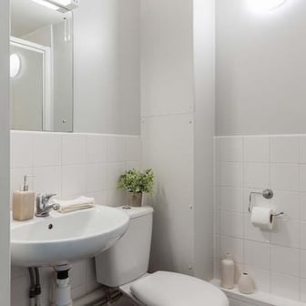 Gold En Suite - Image 7