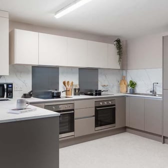 Gold En Suite - Image 11