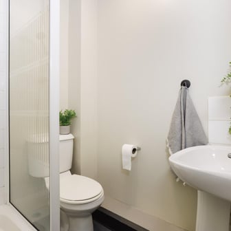 Silver En Suite - Image 3