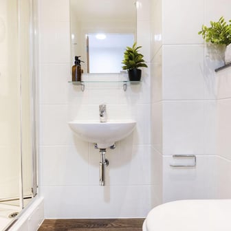 Silver Ensuite - Image 5