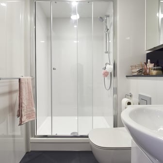 Premium One Bed bathroom