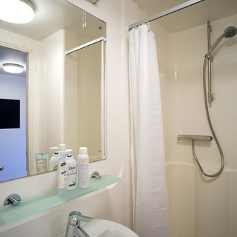 Platinum Studio bathroom