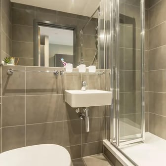 3 Bed Apartment Bathroom