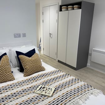 Deluxe Studio - Image 1