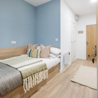 Premium Studio with Wet Room - Image 2