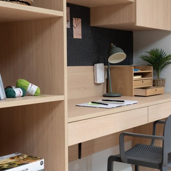 Ultimate Studio - Desk