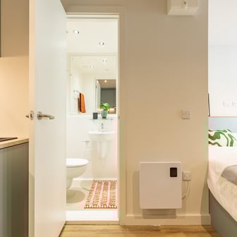 Silver Townhouse - Image 5