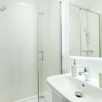 Deluxe Bay Studio - Image 6