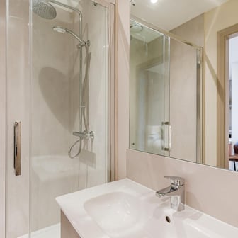 Deluxe Bay Studio - Image 11