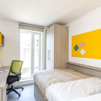 Classic 5/6 Bed Ensuite - Image 1