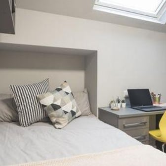 Loft Ensuite - Image 1