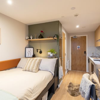 Studio Plus, Upper Floors - Image 1