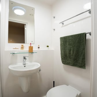 Classic Ensuite, Lower Tower - Image 7
