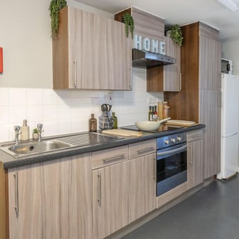 Premium 5 Bed Ensuite - Image 3