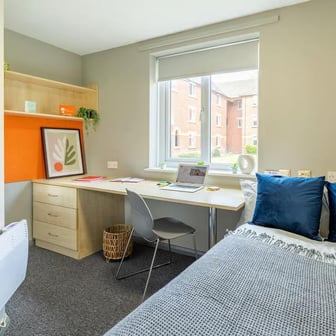 Classic 3 Bed Flat - Image 1