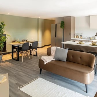 Ultra Premium 5 Bed Apartment Larger Room - Image 3