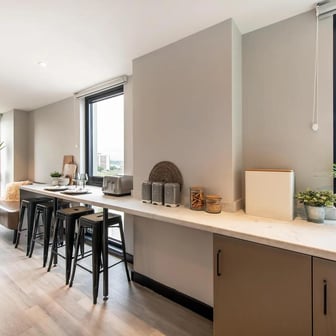 Ultra Premium 5 Bed Apartment Larger Room - Image 6