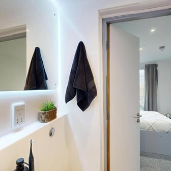 Canal View Ensuite - Image 8