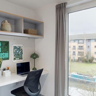 Canal View Ensuite - Image 1