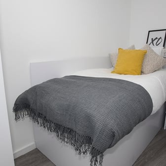 Large Twin Studio - Image 2