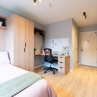 Gold En Suite - Image 2