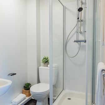 Gold En Suite - Image 10