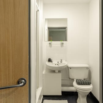 Classic Ensuite - Image 8
