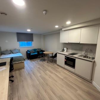 Studio Deluxe - Image 2