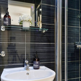 Classic En-suite In A 5-bed Flat - Image 5