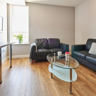 Classic En-suite In A 4-bed Flat - Image 8