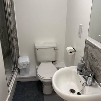 Gold Ensuite - Image 4