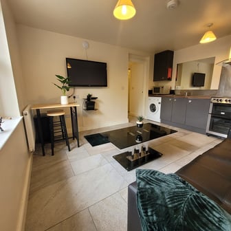 Flat 4 - 2 bedrooms - Image 1