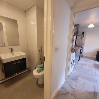 Flat 4 - 2 bedrooms - Image 2