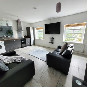 Flat 6 - 4 bedrooms - Image 3