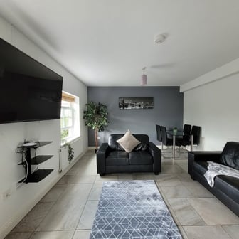 Flat 6 - 4 bedrooms - Image 2