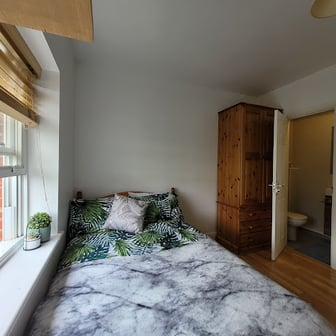 Room 5 En Suite in 11 bed house - Image 1