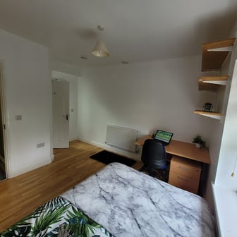 Room 5 En Suite in 11 bed house - Image 2