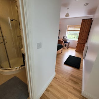 Room 6 En Suite in 11 bed house - Image 4