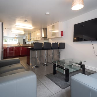 Room 6 En Suite in 11 bed house - Image 5