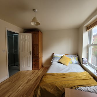 Room 4 En Suite in 11 bed house - Image 4