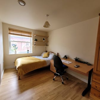 Room 7 En Suite in 11 bed house - Image 4