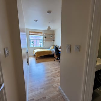 Room 7 En Suite in 11 bed house - Image 2