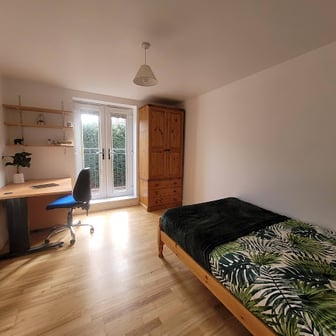 Room 1 in 12 bed house - Image 2