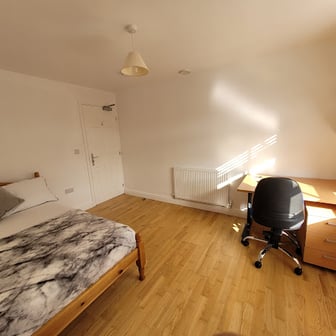 Room 5 in 12 bed house - Image 2